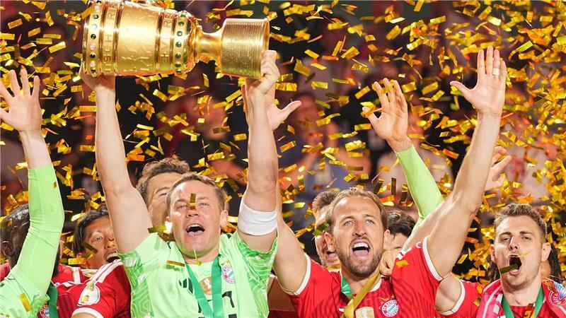 Manuel Neuer und Harry Kane jubeln nach dem Sieg im DFB-Pokalfinale gegen Stuttgart.