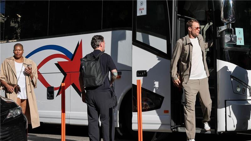 Manuel Neuer verlässt den Bus der Fußball-Nationalmannschaft. 