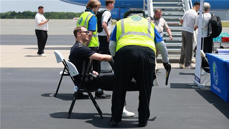 Vor WM-Flug: Sicherheitscheck für DFB-Stars auf Rollfeld Manuel Neuer wird vor dem Abflug nach Houston kontrolliert.