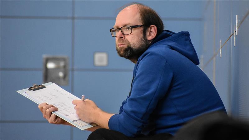 Basketball ist sein Leben: Talent vom VfL Stade will hoch hinaus Der Basketballtrainer Manuel Reiter schaut beim Training von einer Bank aus zu und macht sich notizen auf einem Zettel.