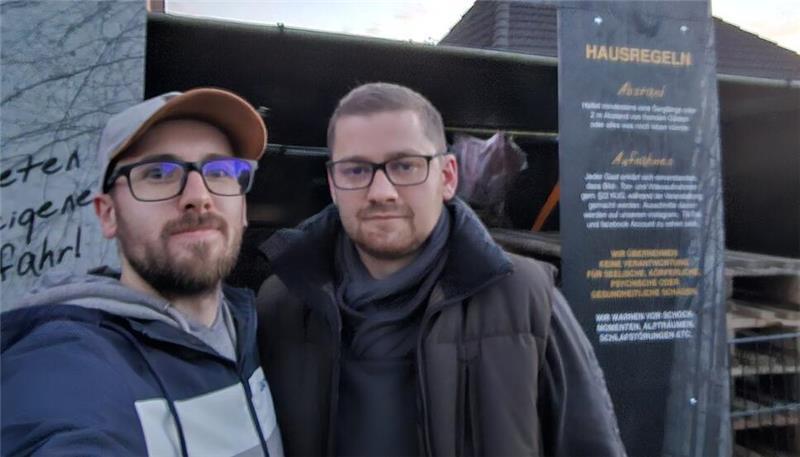 Manuel (links) und Viktor Wandt lieben den schrillen Halloweenkult nach US-Vorbild. Das ganze Jahr lang sammeln sie Ideen für neue Überraschungen im Horrorhaus.