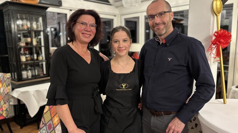 Lebenstraum erfüllt: Dow-Ingenieurin kauft Stader Restaurant Al Porto Manuela Gubbels hat sich mit dem Kauf des Al Porto einen Lebenstraum erfüllt. Unterstützt wird sie von ihrem Mann Frank und Tochter Marcella. Die anderen beiden Töchter sind gerade in den USA.