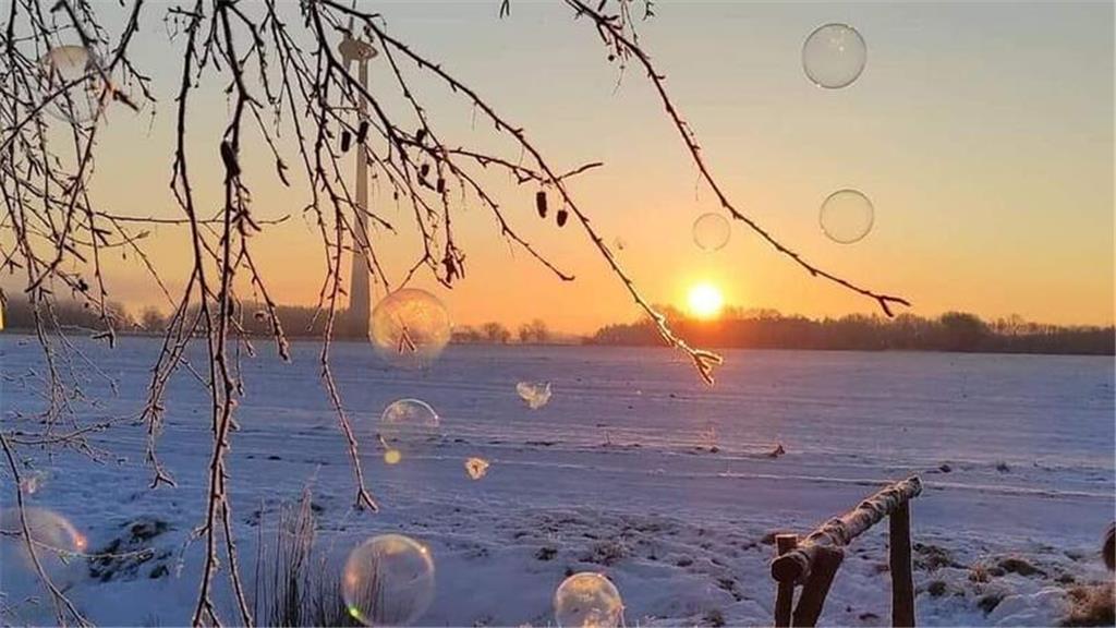 Manuela Kettler lässt Seifenblasen fliegen.
