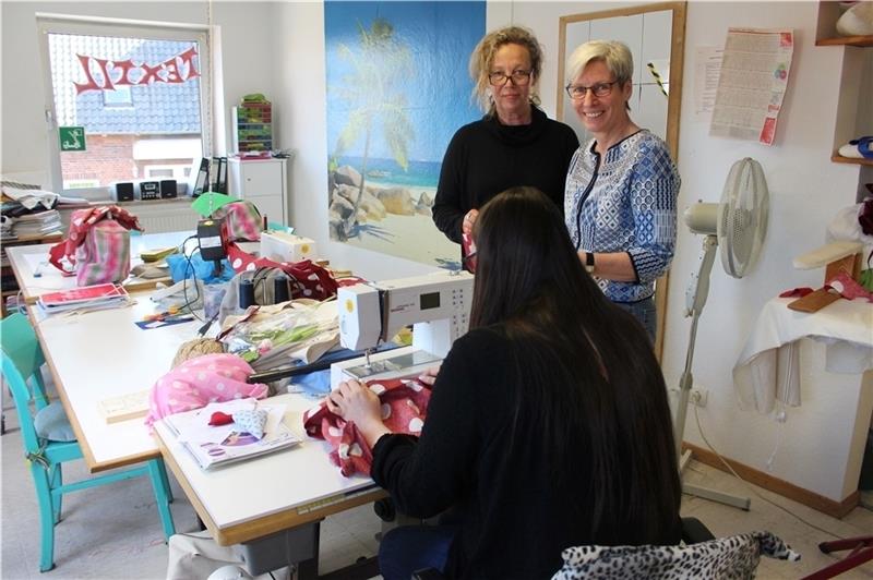 Manuela Lübke und Dorothee Gräf (von links) mit einer Jugendlichen in der Textilwerkstatt. Fotos: Frank