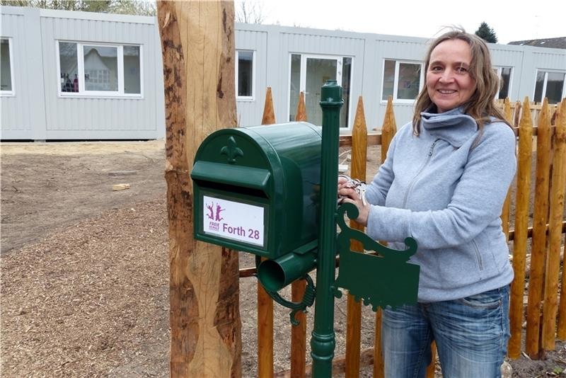 Manuela Mahlke-Göhring am Postkasten der neuen Freien Schule in Himmelpforten, die seit Mitte März in Betrieb ist. Foto Eidtmann