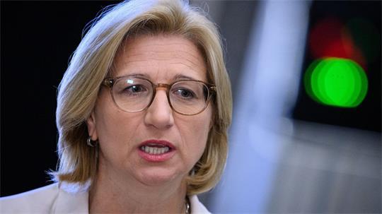 „Manuela Schwesigs Aufholjagd ist genauso wie das hohe AfD-Ergebnis ein Signal, das Berlin jetzt verstehen muss“, sagt Rehlinger. (Archivbild) 