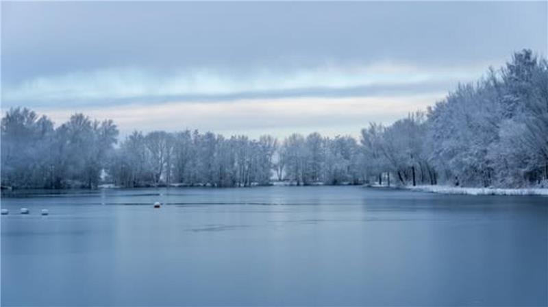 Manuela Zank zeigt den herrlichen Blick auf den Kotterbachsee auf Krautsand.