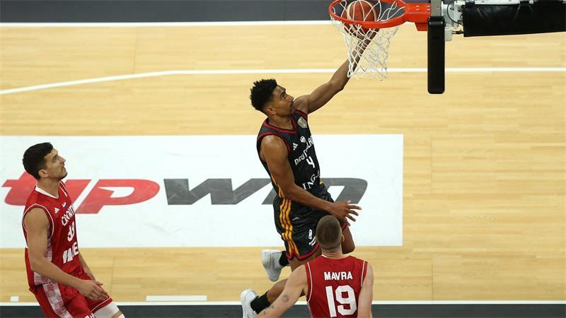 Auch ohne viele Stars: Basketballer gewinnen Supercup Maodo Lo (M) sorgte bei Deutschlands Basketballern immer wieder für Schwung.