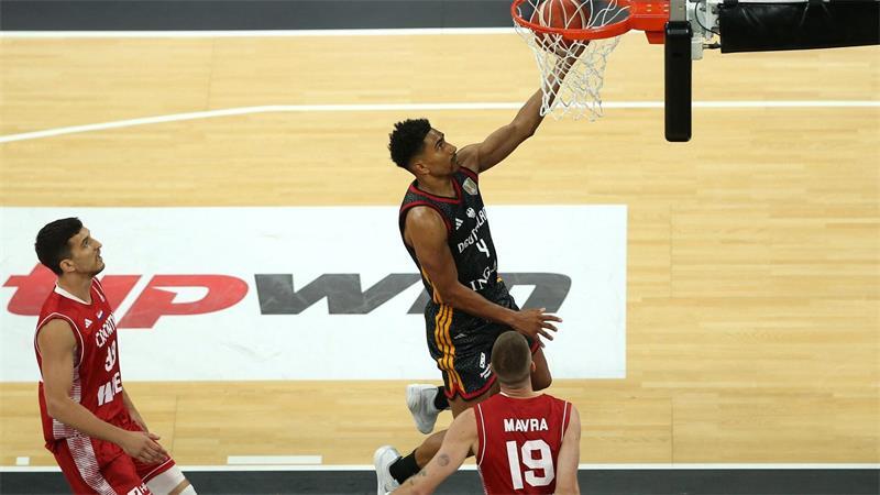 Deutsche Basketballer gewinnen Supercup Maodo Lo (oben) sorgte bei Deutschlands Basketballern immer wieder für Schwung.