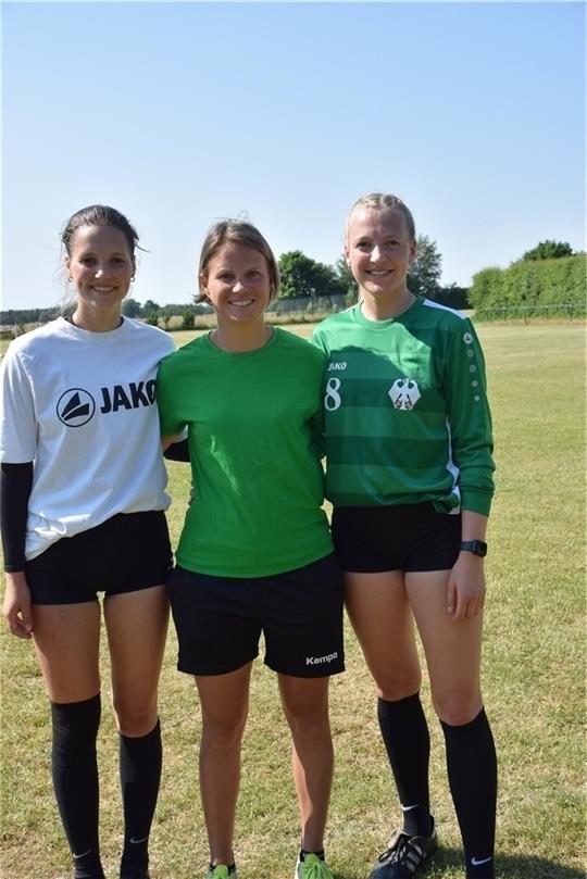 Mara Zastrow, Bundestrainerin Eva Krämer und Vivien Werner (von links). Foto: Bartsch