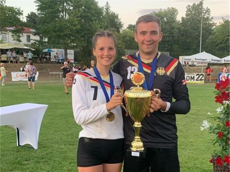 Nick Poppe träumt vom zweiten EM-Titel Mara Zastrow und Nick Poppe mit dem EM-Gold .