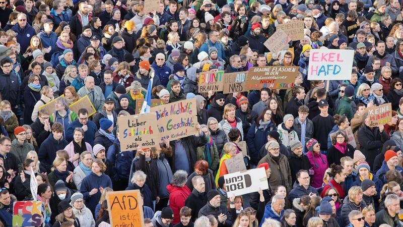 Noch einmal Zehntausende bei Demos gegen rechts - Warnung vor AfD „Marburg gegen Rechts“ hieß es in Marburg. Auch hier in Hessen kamen zahlreiche Menschen um ein Zeichen des Widerstands gegen Rechts zu setzen.