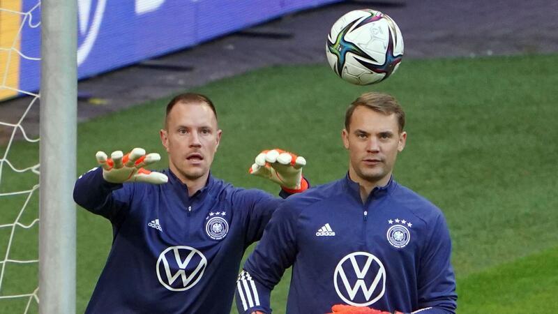 Marc-André ter Stegen (l) ersetzt Manuel Neuer im DFB-Tor.