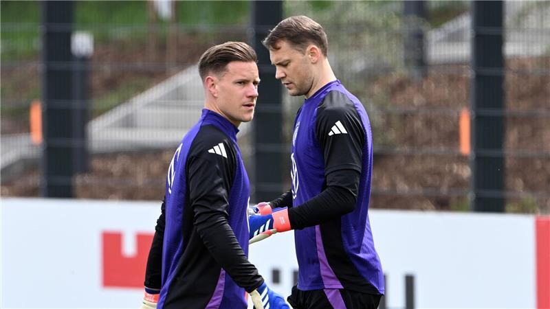 WM 2026: Matthäus macht sich für Neuer-Comeback stark Marc-André ter Stegen (l) ist derzeit verletzt, Manuel Neuer zeigt beim FC Bayern unverändert starke Leistungen. (Archivbild)