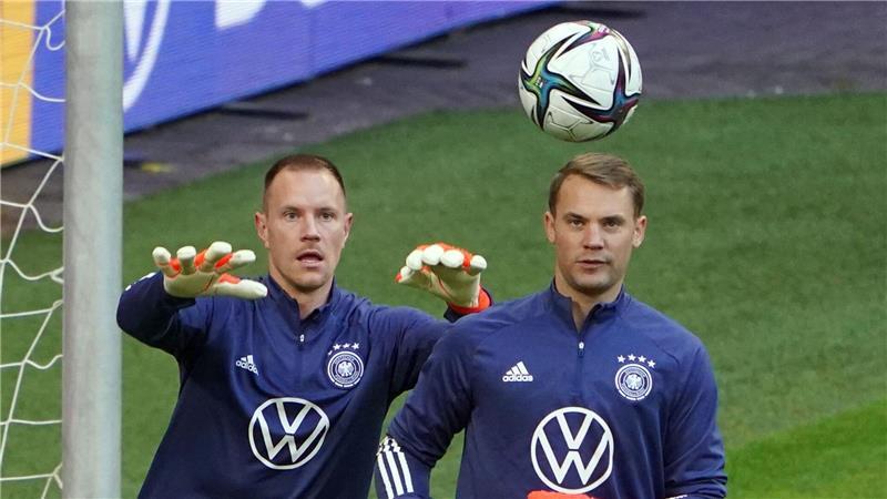 Marc-André ter Stegen (l) stand immer im Schatten von Manuel Neuer. (Archivbild)