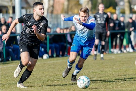 Marc Duwe (rechts) hatte für den MTV Hammah die 1:0-Führung auf den Fuß, doch der Stürmer entschied sich für einen Querpass statt abzuziehen. Das umkämpfte Spiel blieb so torlos. Foto: Struwe