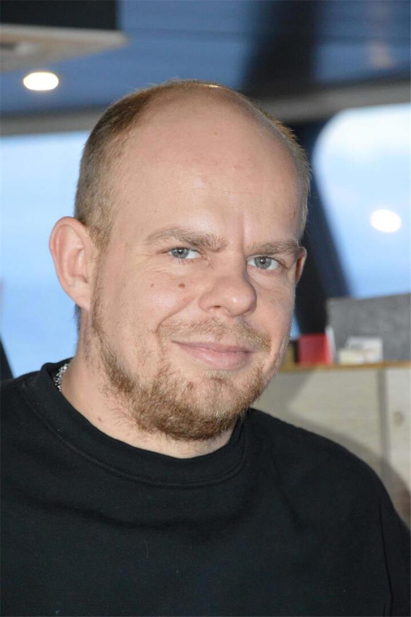 Marc Hilger ist Kapitän der „Iris“. Der 34 Jahre alte Lübecker hat mit 15 die Ausbildung zum Fischer begonnen und sich dann hochgearbeitet.