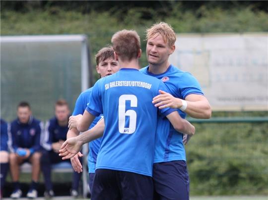 Marc Holler bedankt sich nach seinem 2:1 für die maßgeschneiderte Flanke bei Jonah Bertog. In der zweiten Halbzeit agierte A/O mit der Dominanz, die der Landesligist anstrebt. Fotos: Bröhan