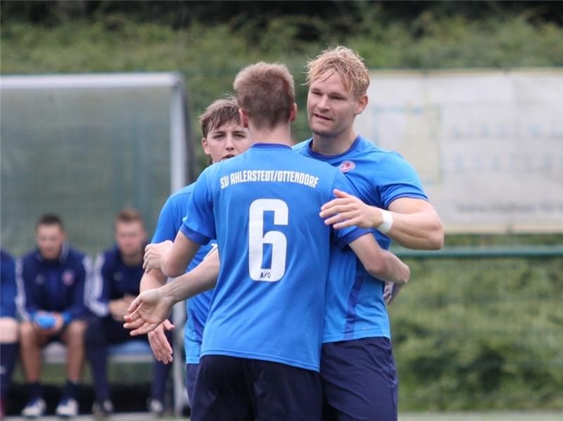 Marc Holler bedankt sich nach seinem 2:1 für die maßgeschneiderte Flanke bei Jonah Bertog. In der zweiten Halbzeit agierte A/O mit der Dominanz, die der Landesligist anstrebt. Fotos: Bröhan