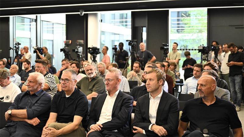 Klopps meistdiskutierte Personalie: Wer ist Marc Kosicke? Marc Kosicke (r) saß bei Jürgen Klopps Vorstellung ganz vorne.
