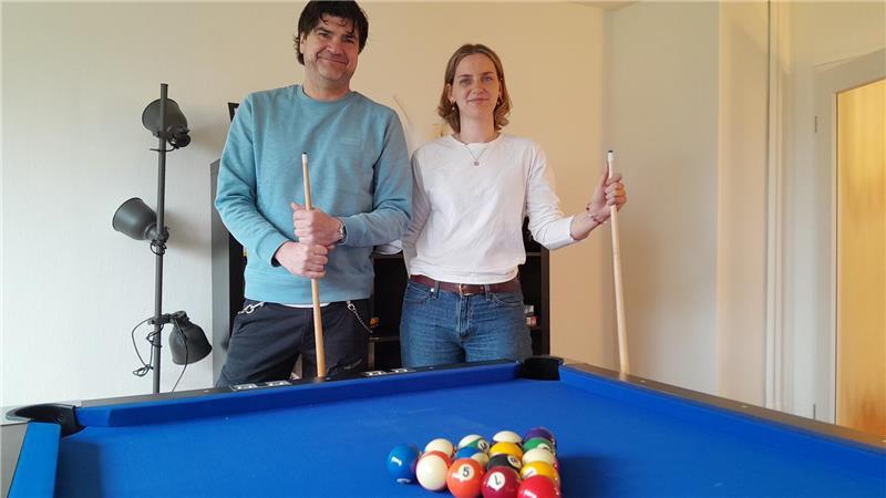 Marc Olszewski und Luisa Maibohm präsentieren den neuen Billardtisch im Jugendhaus.