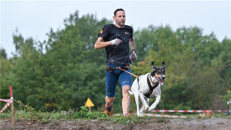 Marc Prins beim Canicross-Lauf. Er und seine Frau Jule haben bereits mehrere nationale und internationale Titel geholt. Foto: RacePaw-Pictures