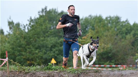 Marc Prins beim Canicross-Lauf. Er und seine Frau Jule haben bereits mehrere nationale und internationale Titel geholt. Foto: RacePaw-Pictures