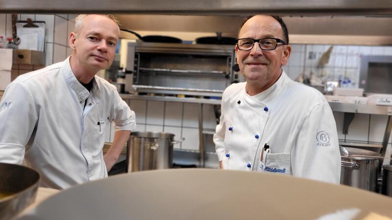 Marc Rennhack (links), Küchenchef des Panorama-Gourmet-Restaurants „Sterneck“ und Thomas Hildebrand, Küchenchef im Panorama-Restaurant „Schaarhörn“ und im Bistro „EIX“.