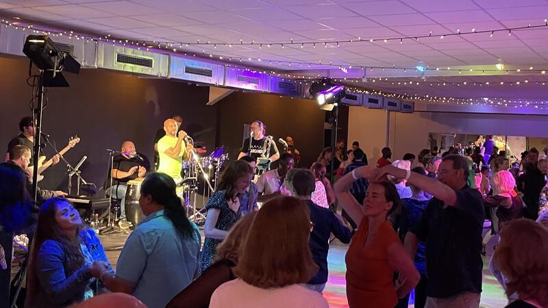 Buxtehuder Tanzhaus bringt Salsa und Hip-Hop in die Stadt Zur Live-Musik der Kölner Combo Marcando zieht es Tanzfreudige aufs Parkett