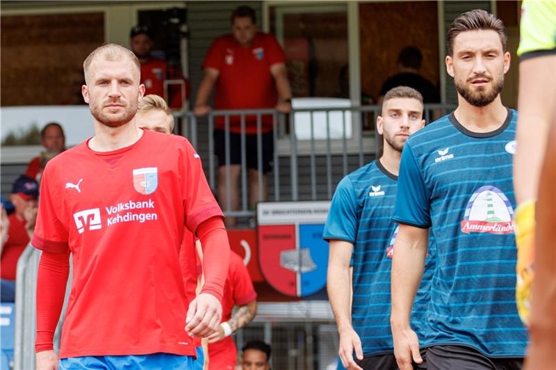 Marcel Andrijanic (rechts) kehrt mit dem SSV Jeddeloh ins Kehdinger Stadion zurück. Fotos: Struwe