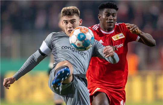 Marcel Beifus von FC St. Pauli kämpft gegen Berlins Taiwo Awoniyi (r) um den Ball. Marcel Beifus kommt zum KSC. Foto: Andreas Gora/dpa