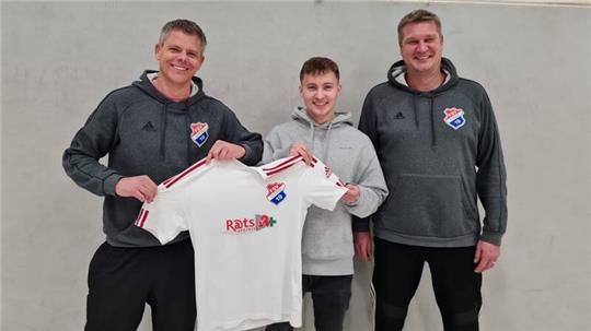 Teammanager Sebastian Kreibich (links) und Trainer Rainer Rambow (rechts) vom FSV Bliedersdorf/Nottensdorf präsentieren Marcel Böhn (mitte) als Neuzugang. 