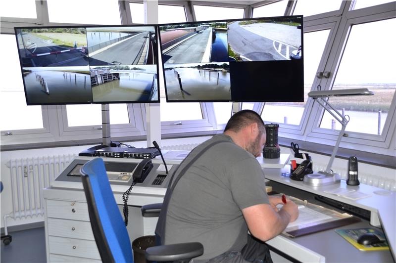 Marcel Dreyer im Sperrwerk-Leitstand . Acht Monitore geben ihm den Rundumblick.