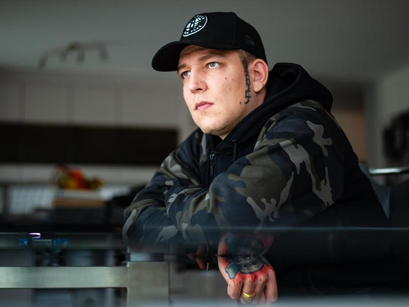 Marcel Eris, YouTuber, spricht. Foto: Philipp Schulze/dpa/Archivbild