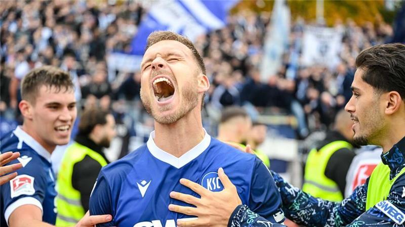 Marcel Franke bejubelt den späten Siegtreffer für Karlsruhe. 