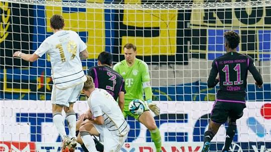 Marcel Gaus (l) schoss Saarbrücken in der Nachspielzeit zum Sieg gegen die Bayern.