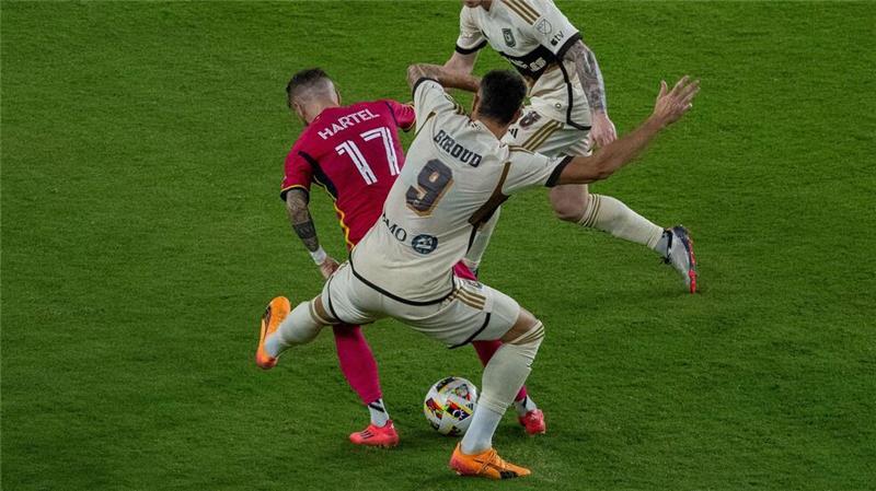 Aus St. Pauli in die Provinz: Hartel und die Abzweigung MLS Marcel Hartel (l) steht für eine andere Transferphilosophie als sein Gegenspieler Olivier Giroud von Los Angeles FC.