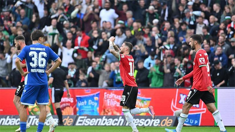 Marcel Hartel von Hannover 96 jubelt über sein Tor gegen den Karlsruher SC.