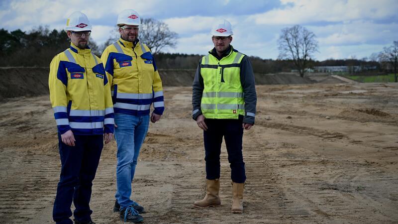 Marcel Hosmann, Henrik Harz und Lars Tiedemann (v.l.) begutachten die Großbaustelle in Ohrensen.