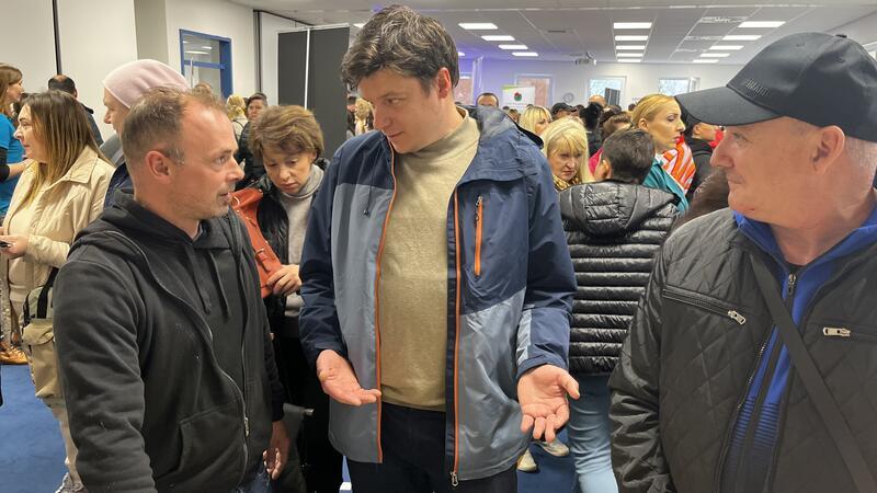 Großer Andrang: Wie Geflüchtete Stader Betrieben helfen können Marcel Korte (links) von KanalGeneral sucht Bauhelfer, Oleg Volovich, Feuerwehrmann aus Cherson, ist interessiert und IT-Ingenieur Hennadii Remizov (Mitte) leistet spontan Übersetzungshilfe.