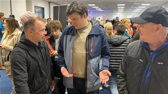 Marcel Korte (links) von KanalGeneral sucht Bauhelfer, Oleg Volovich, Feuerwehrmann aus Cherson, ist interessiert und IT-Ingenieur Hennadii Remizov (Mitte) leistet spontan Übersetzungshilfe.