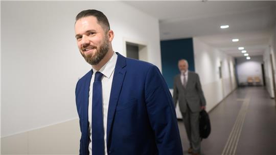 Marcel Litfin, Bürgermeister der Gemeinde Harsum, hatte beim Landkreis Hildesheim einen Waffenschein beantragt, weil er sich in seinem Amt durch Anfeindungen und tätliche Angriffe bedroht fühlte. Der Landkreis lehnte den Antrag ab, weil der Mann weder sachkundig noch eine besonders bedrohte Person sei. Foto: Stratenschultepicture alliance/dpa