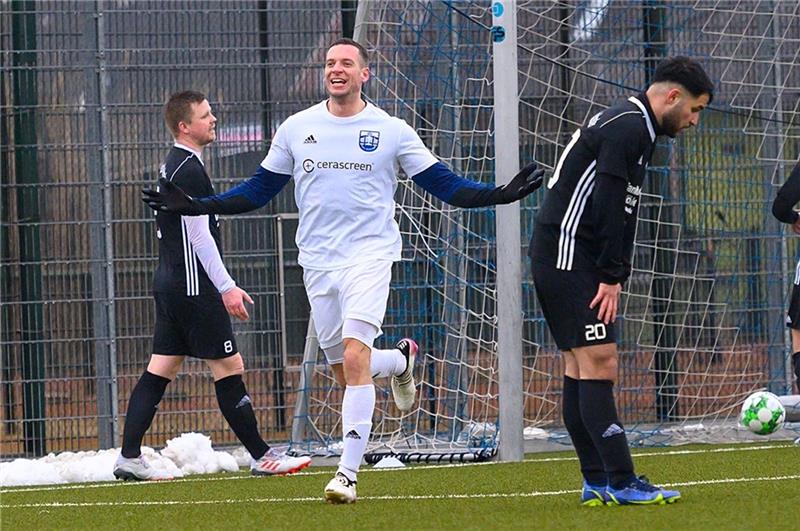 ASC im Aufwärtstrend - A/O II mit deutlichem Auswärtssieg Marcel Meyer bejubelt seinen Treffer zum vorentscheidenden 2:0. Die Estebrügger besiegten die zweite Mannschaft der VSV Hedendorf/Neukloster mit 2:1 und arbeiten weiter daran, die Abstiegszone langsam zu verlassen. Foto: Schmietow