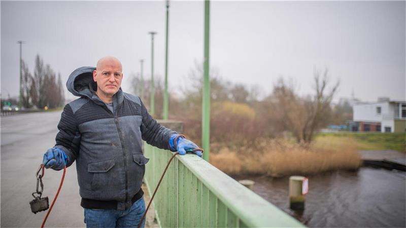 100.000 Euro Strafe fürs Magnet-Angeln Marcel Pache hat Spaß am Magnetangeln. An einem 20 Meter langen Seil wirft er einen vier Kilo schweren Bergemagneten von Brücken ins Wasser. Foto: Hartmann