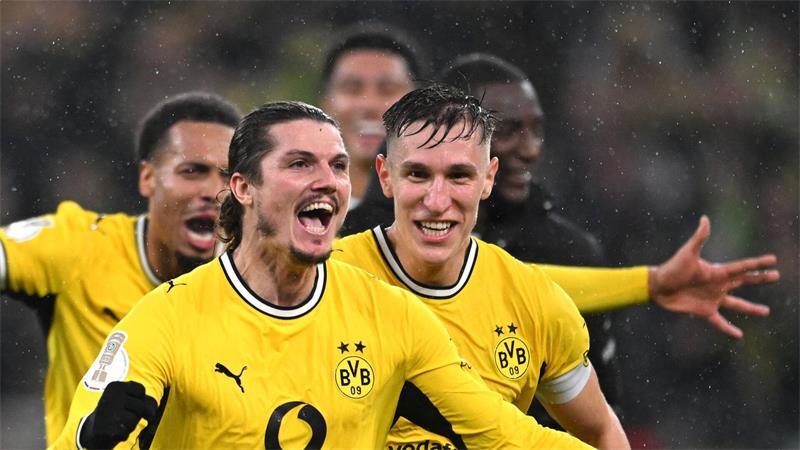 Marcel Sabitzer (l) schoss Borussia Dortmund per direkt verwandeltem Freistoß zum Sieg, Nico Schlotterbeck gab ihm zuvor einen anderen Ratschlag.