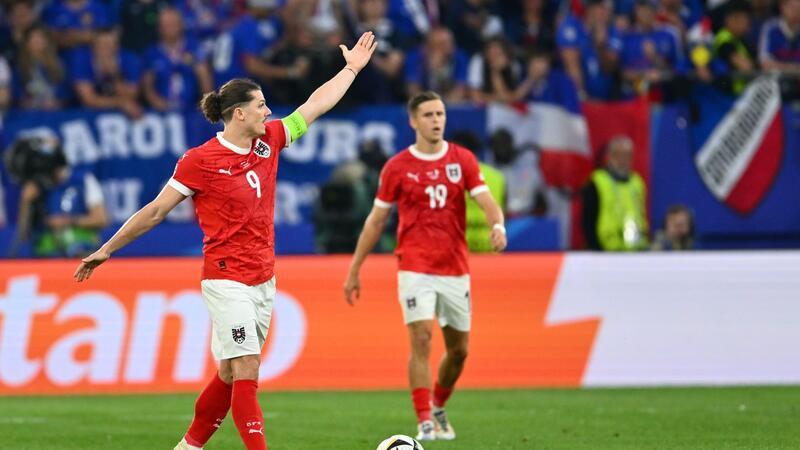 Frankreichs Zittersieg gegen Rangnick - Sorgen um Mbappé Marcel Sabitzer (l) und Österreich zeigten einen engagierten Auftritt gegen Frankreich.