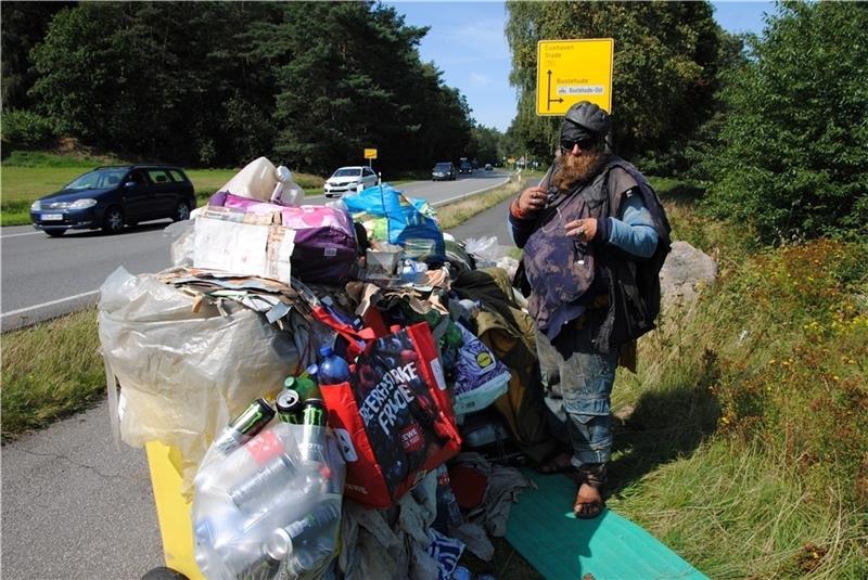 Marcel Suchomel lebt auf der Straße – zurzeit an der B73, wo er seit Tagen zwischen Fischbek und Buxtehude unterwegs ist. Fotos: Richter