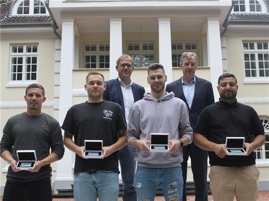 Marcel Wiebusch (Marketing) und Henning Porth (Vorstand) von der Volksbank Stade-Cuxhaven (hinten von links) haben den Torjägern Simon Laß, Niklas Albers, Tim Hinrichs und Süleyman Aksoy (vorne von links) die Auszeichnung überreicht. Zuvor 