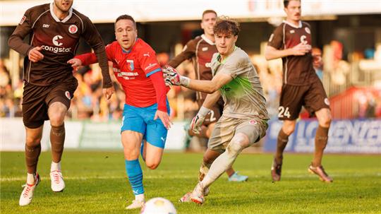 Marcell Sobotta lief gegen St. Pauli allein auf den Torhüter zu, im letzten Moment holte ihn aber ein Verteidiger ein.