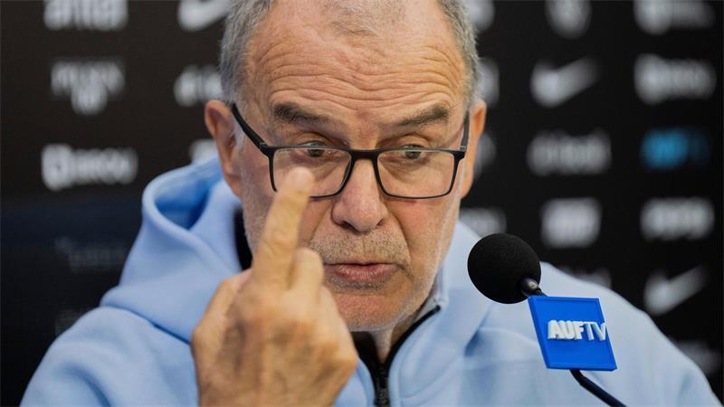 Erholen, besprechen, werben: Debatte um feste WM-Trinkpausen Marcelo Bielsa hält gar nichts von der Neuerung. (Archivbild)